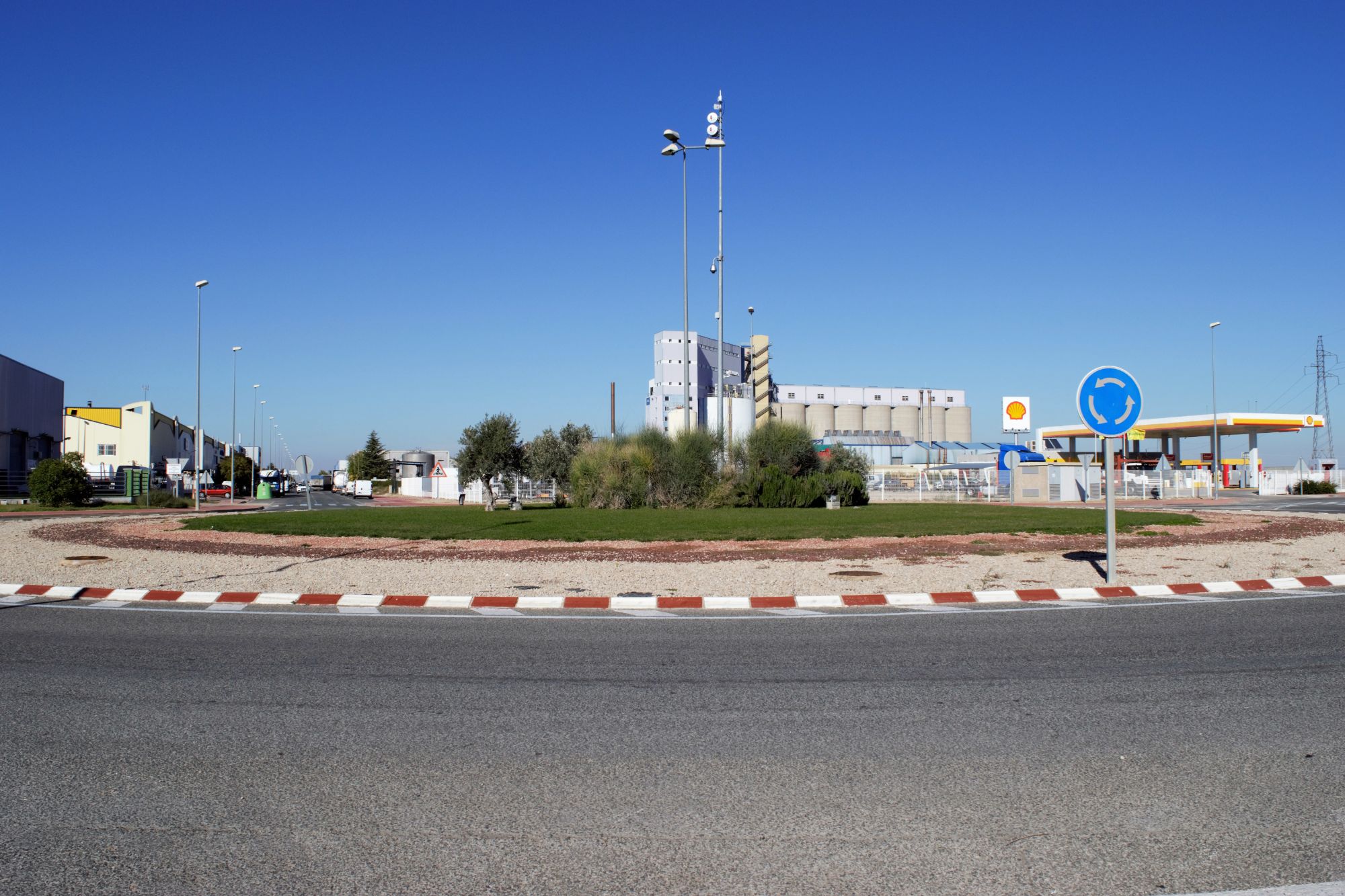 Rotonda con cámaras y farolas